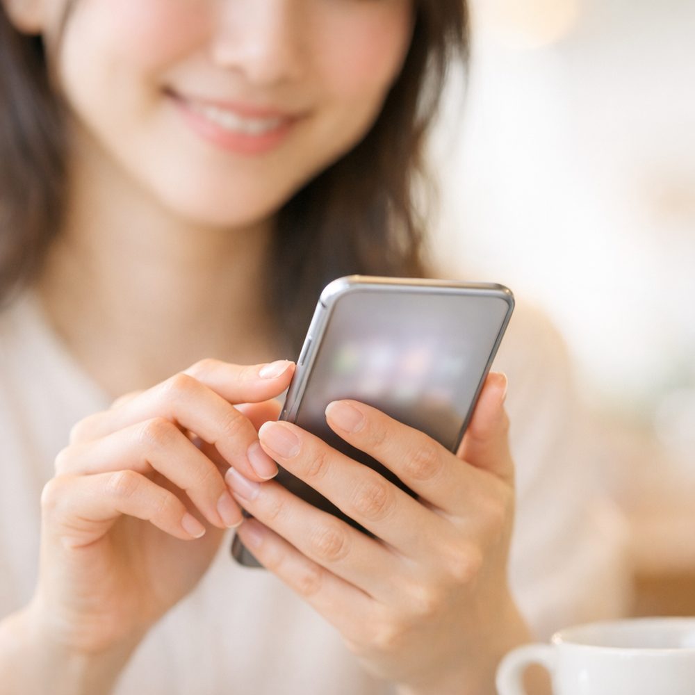 スマートフォンを見る人（AI で生成したイメージ）